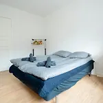 Modernized Bed & Bath Lägenhet *