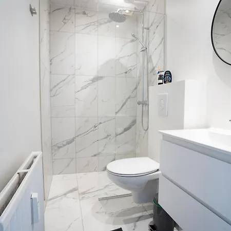 Apartment Modernized Bed & Bath