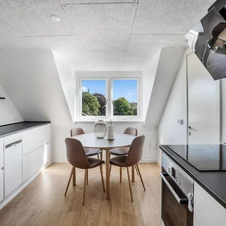 Apartment Modernized Bed & Bath *
