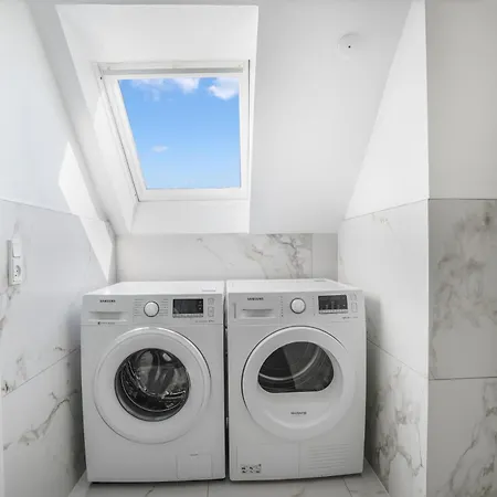 Modernized Bed & Bath Apartment *
