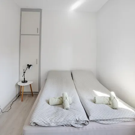 Apartment Modernized Bed & Bath *
