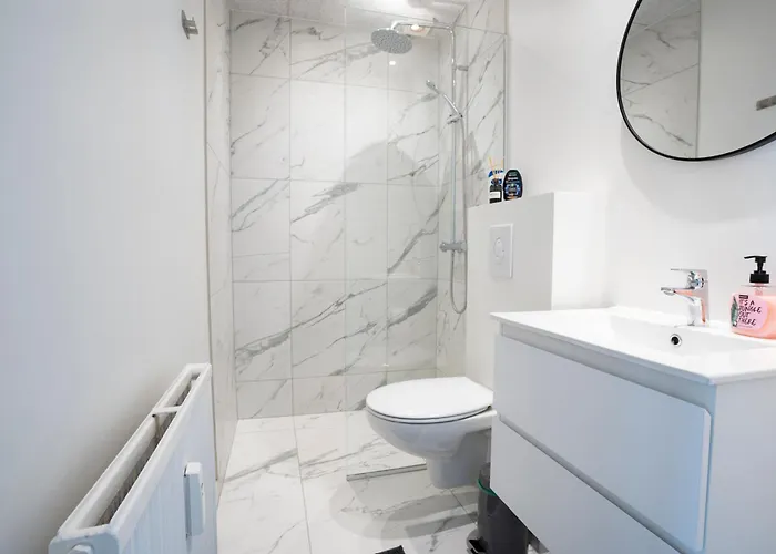 Apartment Modernized Bed & Bath