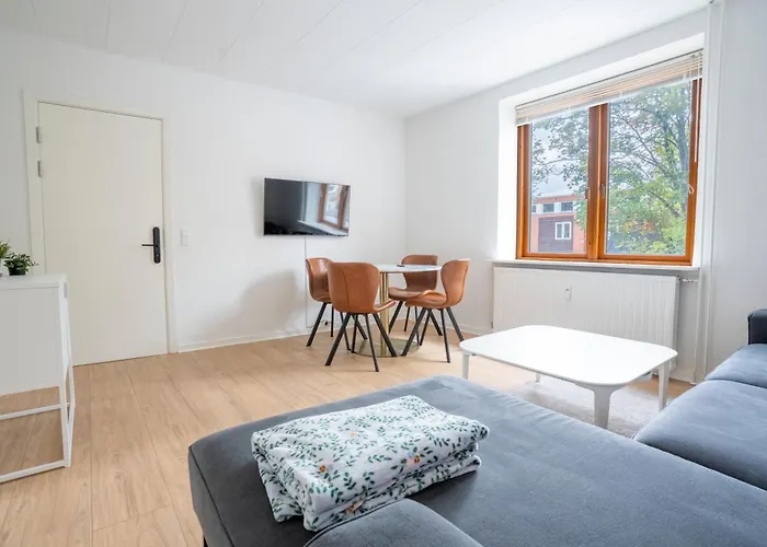 Apartment Modernized Bed & Bath *